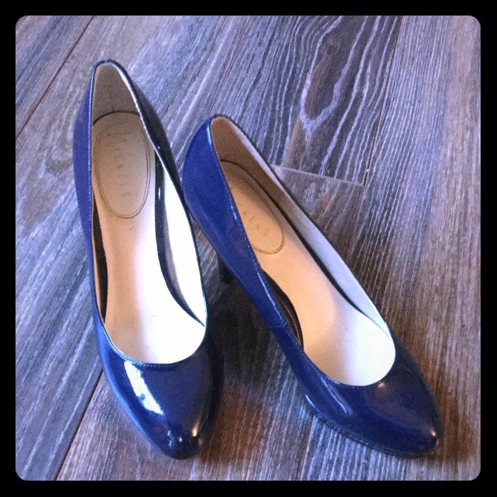 SOLD: Classic navy heels